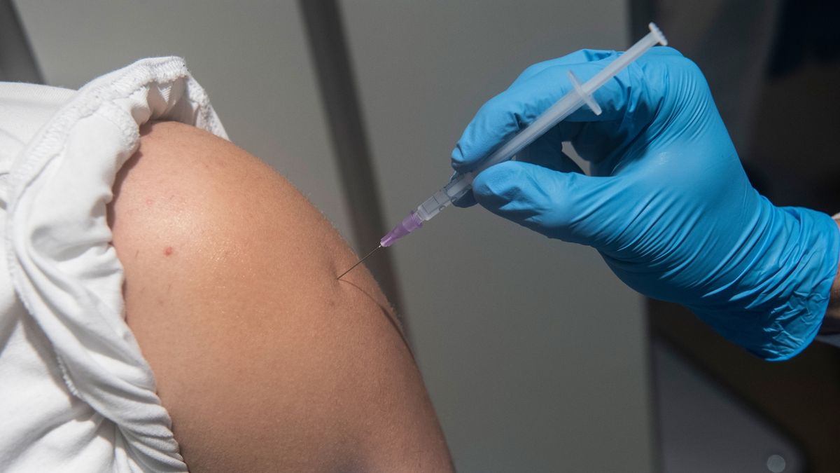 Petici proti povinnému očkování podepsalo 3200 hasičů, policistů a vojáků